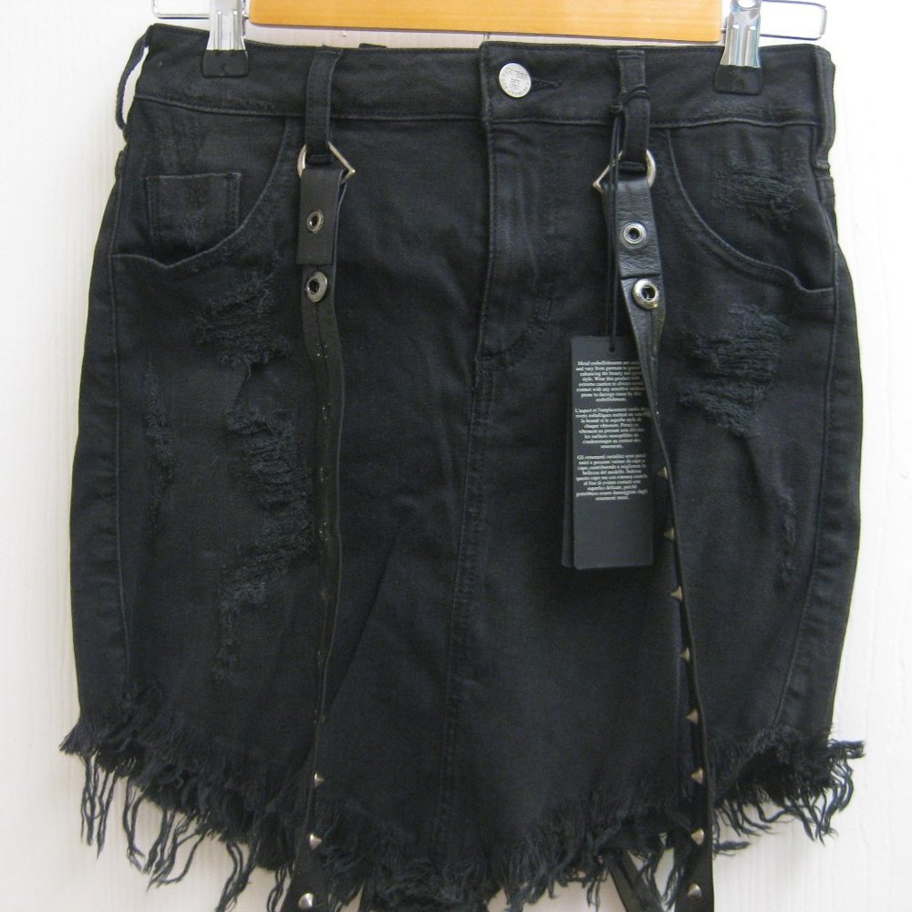 NWT Guess black denim studded suspenders skirt 25 - Picture 2 of 13